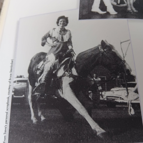 Patsy Cline Country Music Legend Book - Picture 2 of 5